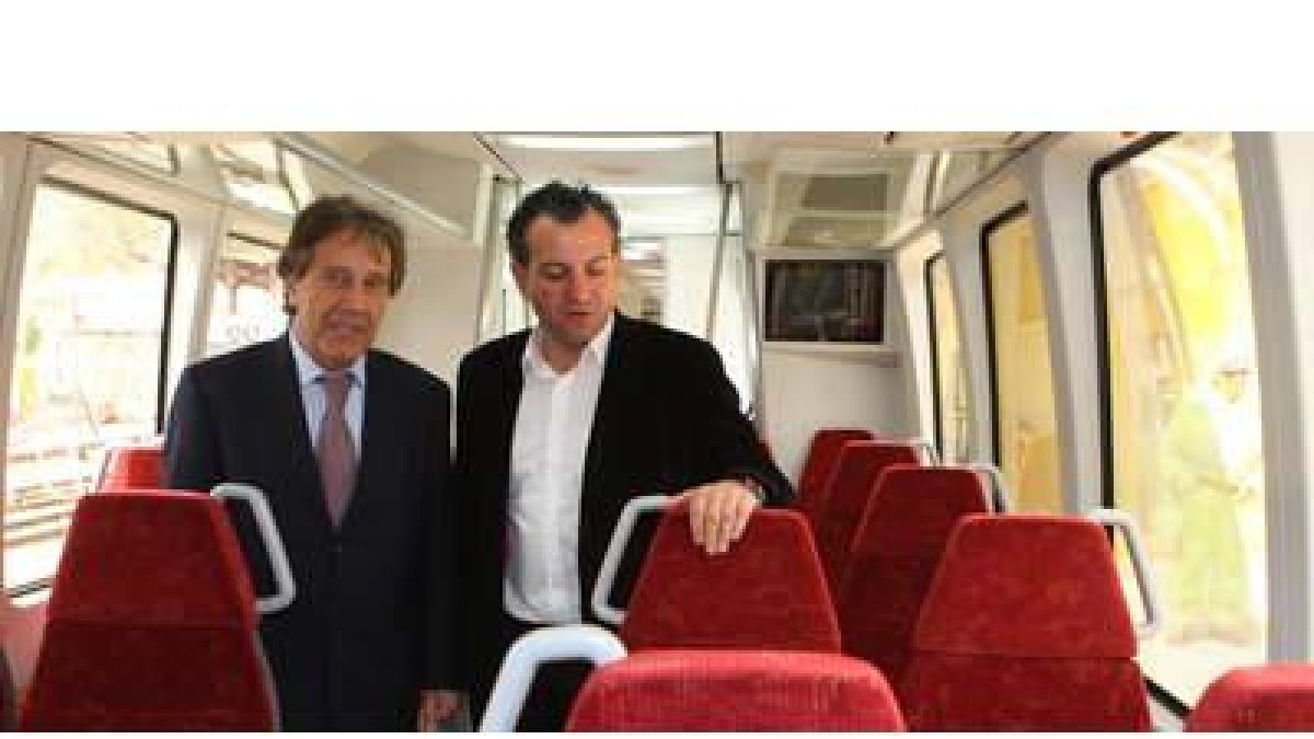 Villalba y Sen en uno de los nuevos trenes