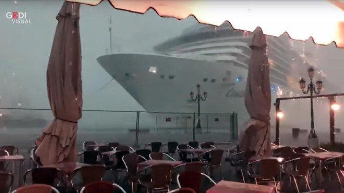 Vídeo del Costa Deliziosa tras perder el control en Venecia.