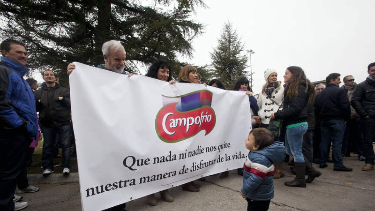 Pancarta desplegada por los trabajadores de Campofrío, ayer, en Burgos.