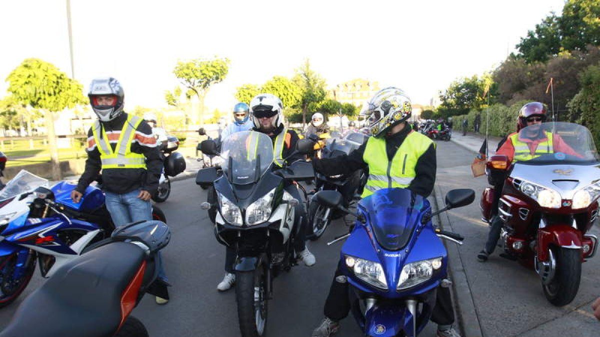 Motoristas que participaron en la protesta para mejorar la seguridad en la carretera.