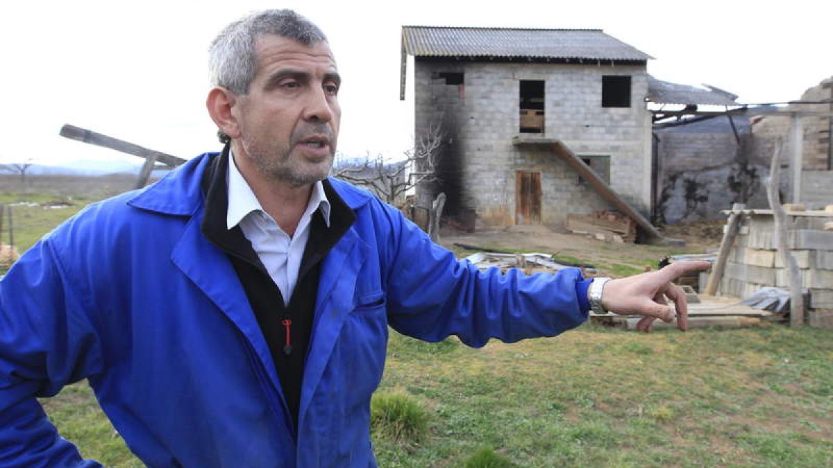El alcalde de Borrenes, Eduardo Prada, señala el penúltimo pajar que intentaron quemar hace apenas unos días.