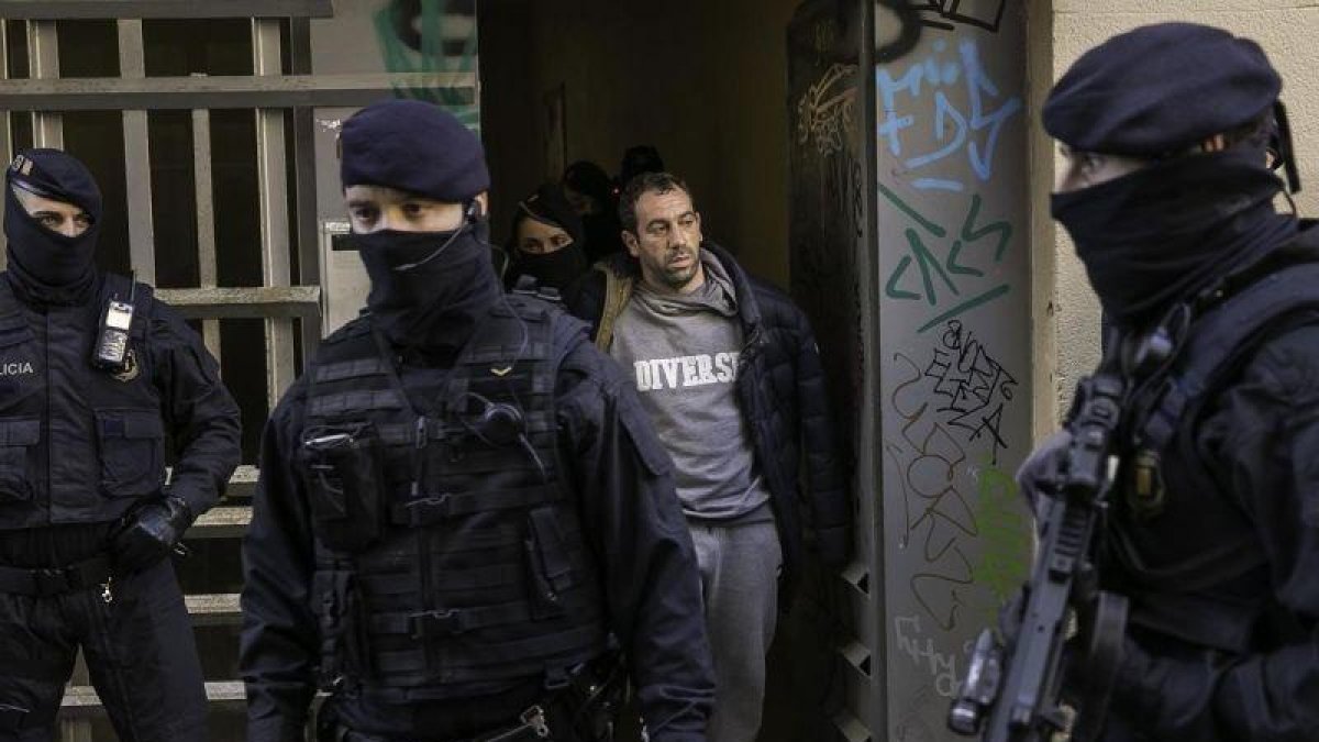 Uno de los detenidos por los Mossos, en la operación contra un grupo de carteristas que querían cometer un atentado.
