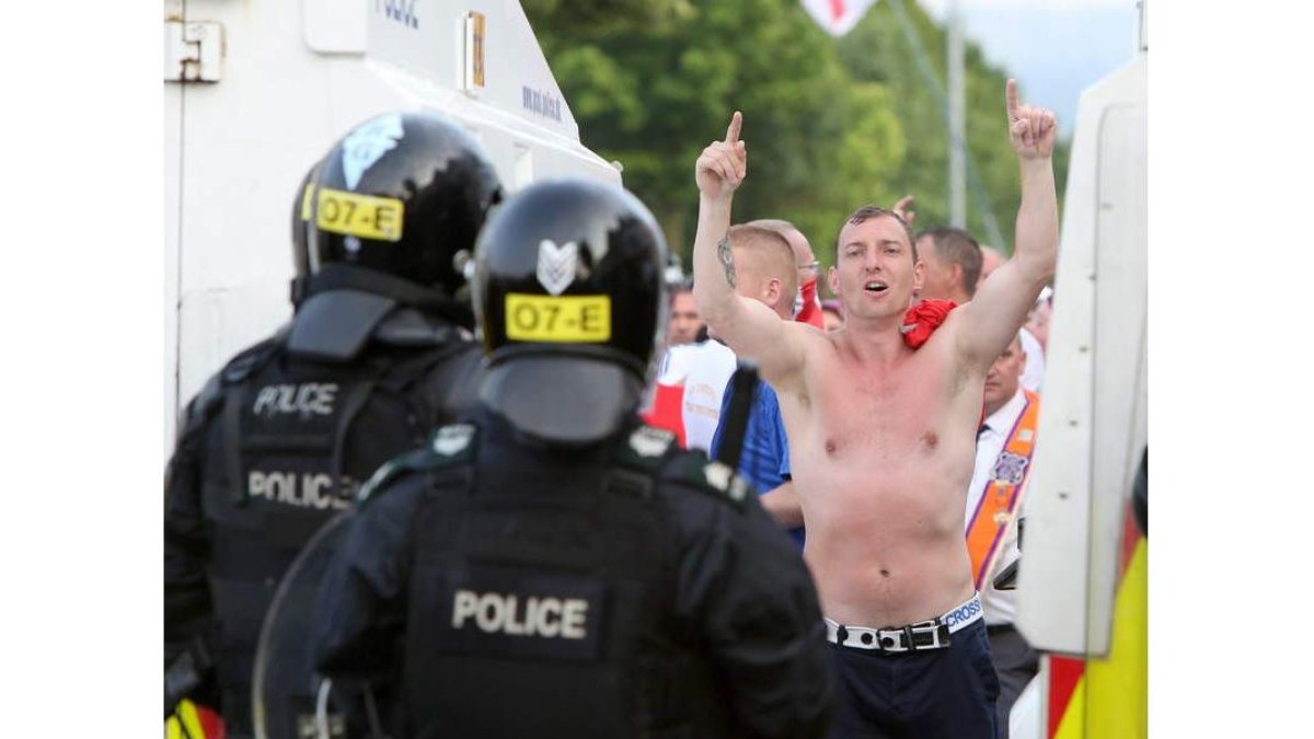 Un unionista reta a los policías en Belfast.