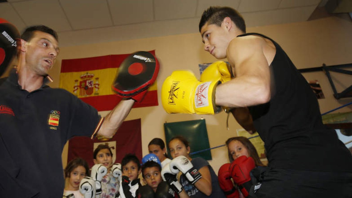 Antonio Barrul, a la derecha, en pleno entrenamiento con su padre y preparador. JESÚS