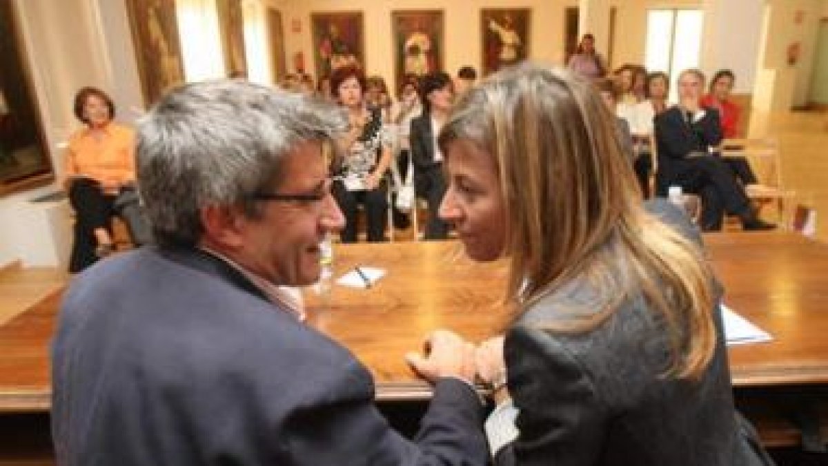 Francisco Fernández y Bibiana Aído durante la firma del convenio.