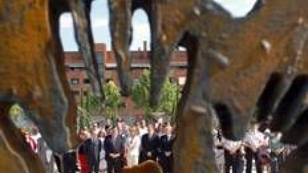 Ayer se celebró un homenaje ante el monumento a las víctimas