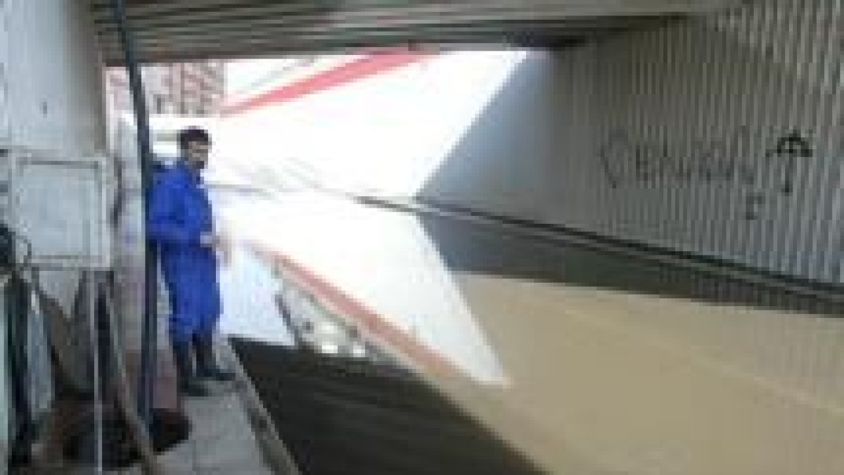 La inundación en la calle Príncipe se mantuvo hasta cerca de las 16.00 horas de la tarde de ayer
