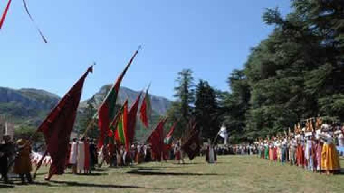Los pendones y los ramos, elementos más llamativos de la fiesta medieval de Valdeburón.