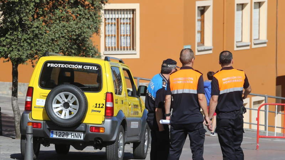 Miembros de Protección Civil organizando un dispositivo de apoyo. DL