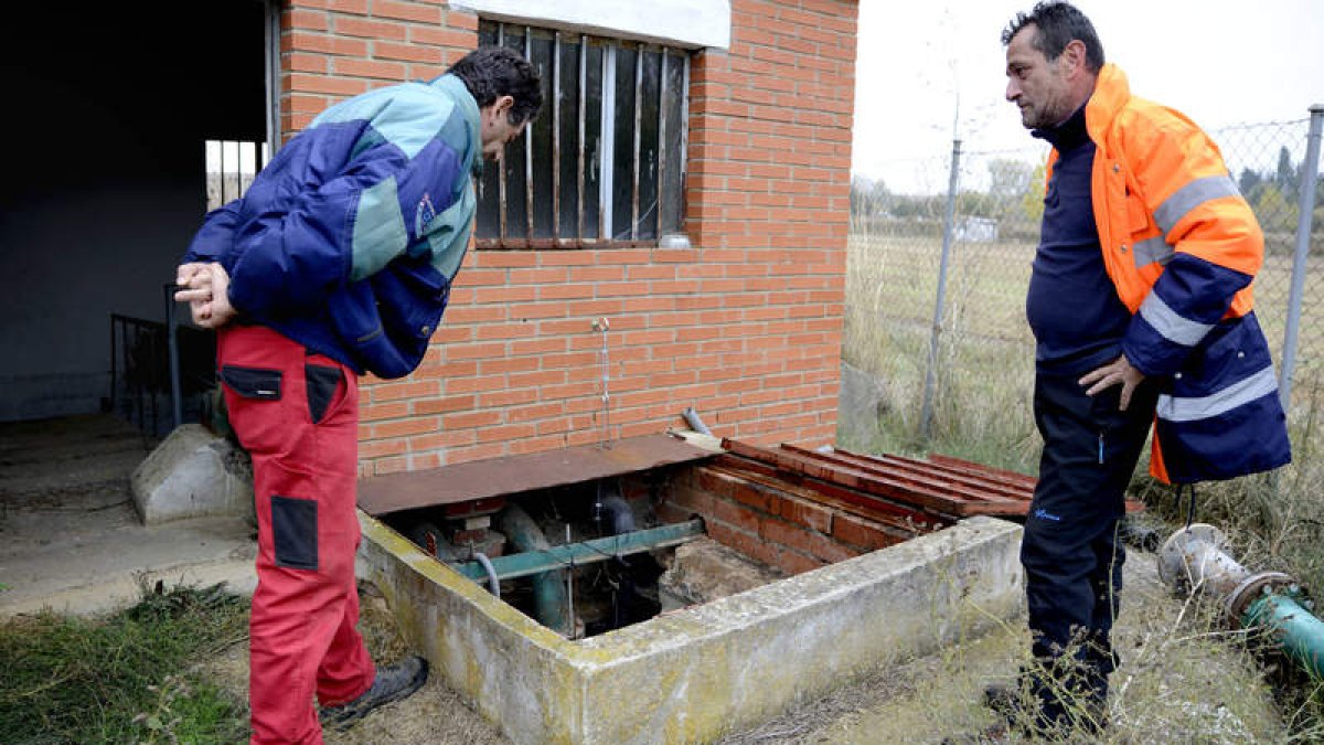 El alcalde y un técnico municipal revisan la instalación. ACACIO