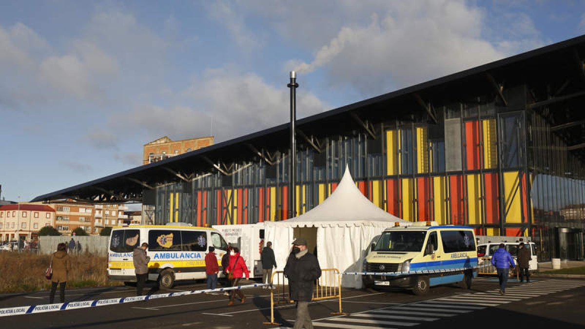 La carpa de Ambuibérica está abierta hoy desde las 8.30 hasta las 20.00 horas. FERNANDO OTERO