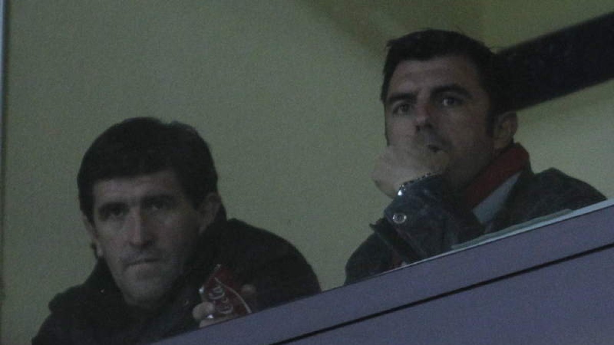 Cembranos, sancionado, vio el partido con José Díez en una cabina.