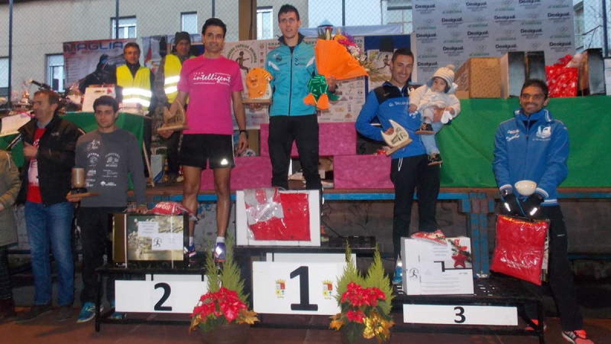 Iván Blanco, Rabanal y Pérez en el podium de campeones.