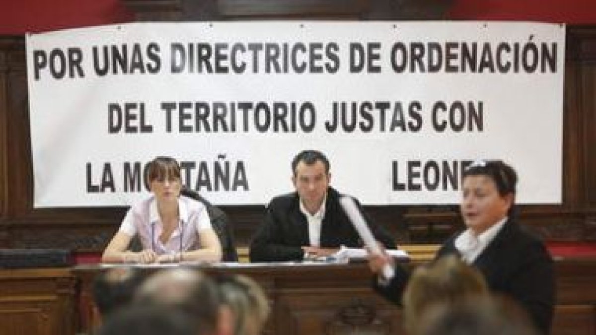 Los alcaldes y representantes políticos defendieron sus posturas sobre las DOT ayer en Cistierna