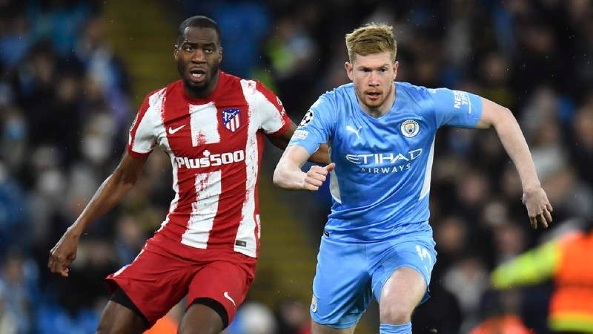 El jugador del Atlético Geoffrey Kondogbia pugna por el balón con Kevin De Bruyne, el jugador que anotó el gol para el City. PETER POWELL