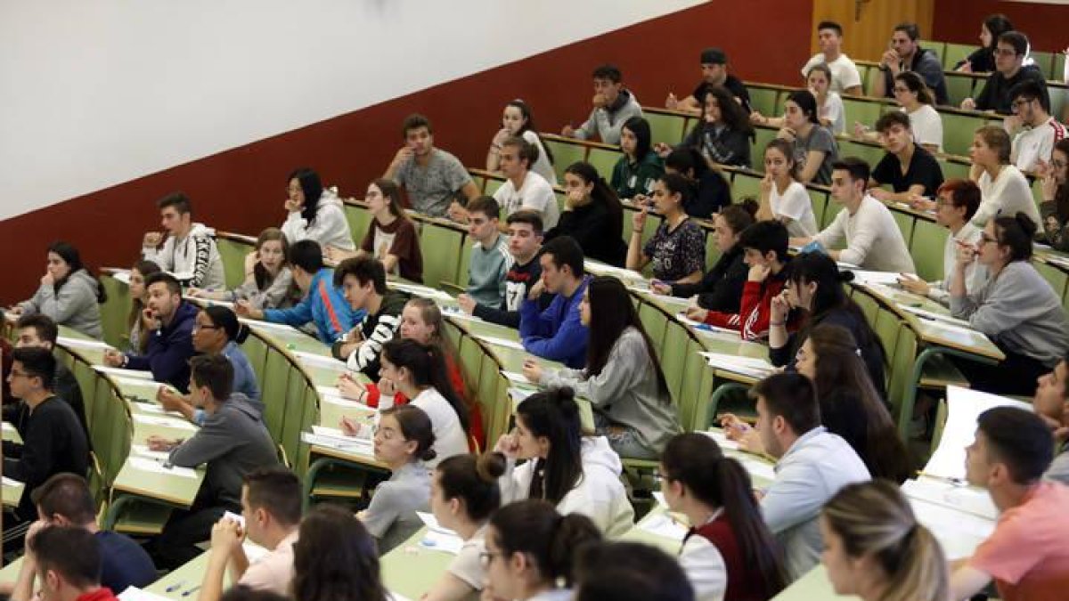 Alumnos realizando la prueba de la selectividad