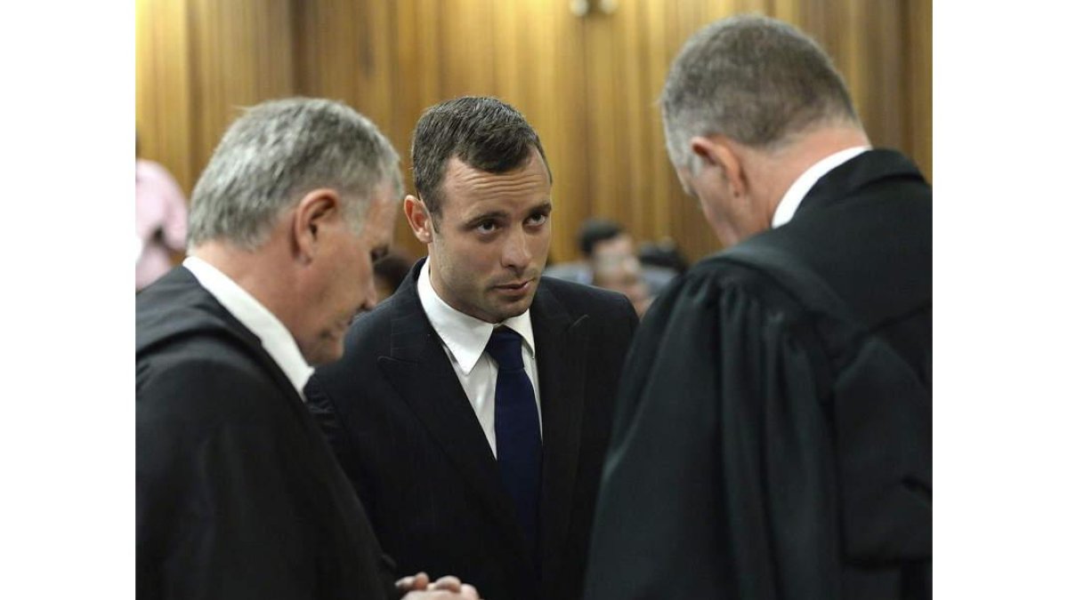 Pistorius conversa con sus abogados en un receso del juicio.