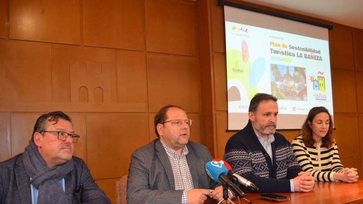 Jorge Vallina, Javier Carrera, José Luis del Riego y Camino Ramos, ayer en la presentación del plan. MEDINA