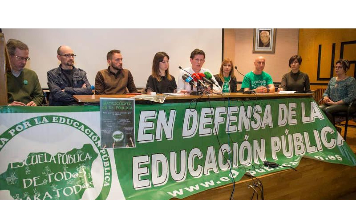 Los miembros de la plataforma, en la presentación. FERNANDO OTERO