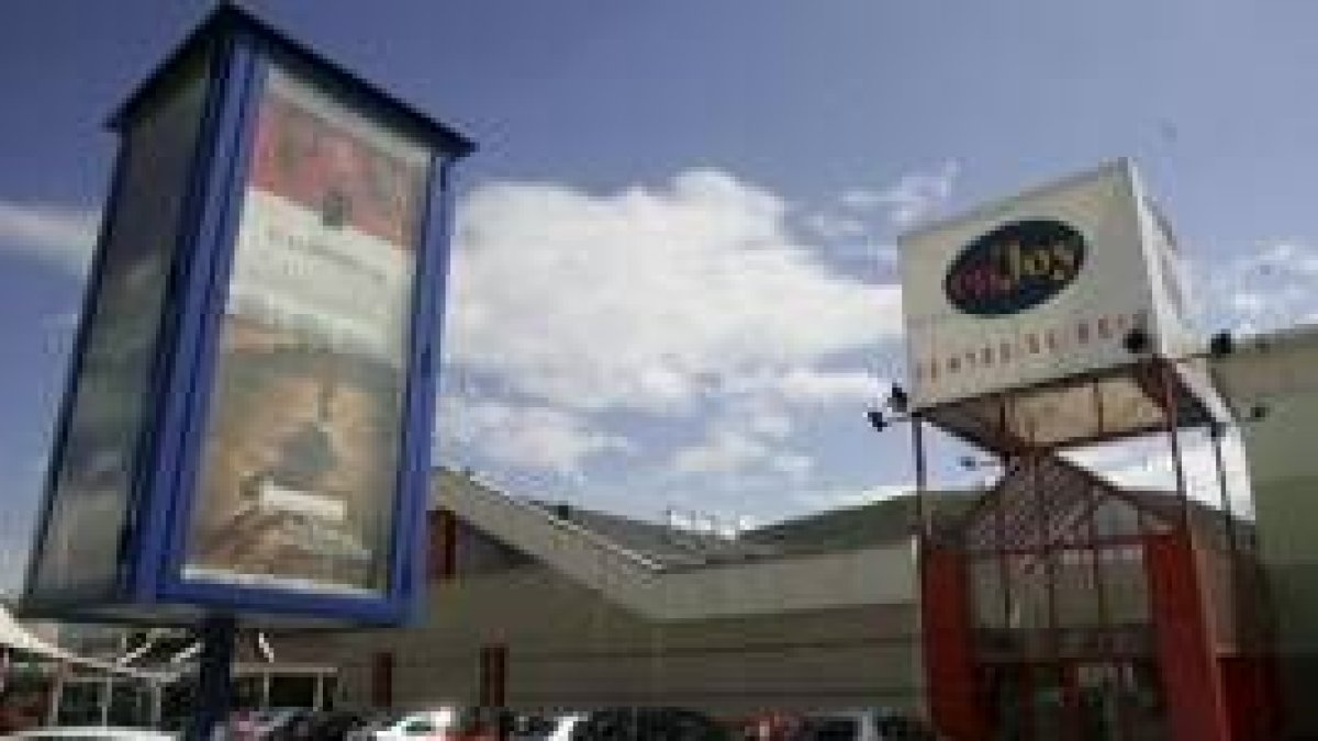 El edificio que ocupaban los cines La Dehesa será ahora transformado en un supermercado por Gadis