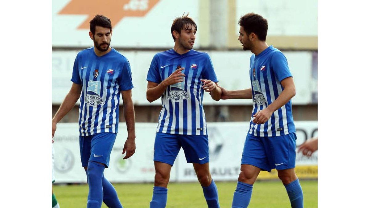 Los jugadores de la Deportiva Ponferradina esperan ofrecer a su hinchada la segunda victoria de la Liga. L. DE LA MATA