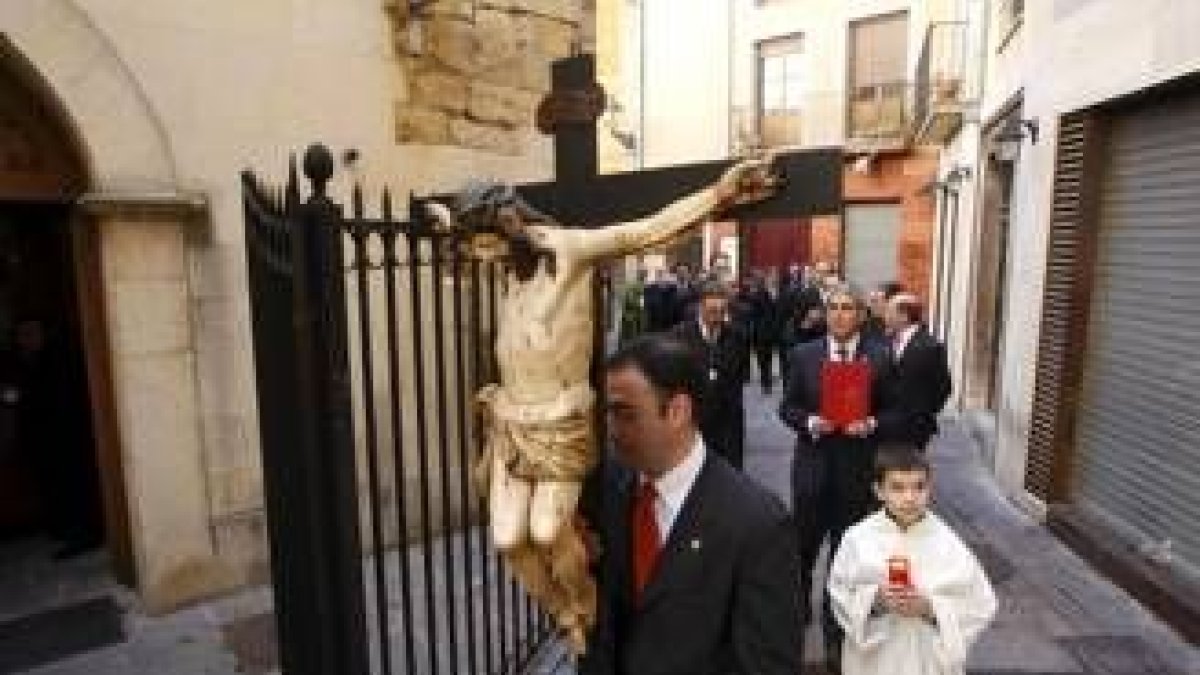 La procesión del hermanamiento de las cofradías discurrió junto a la iglesia de San Martín