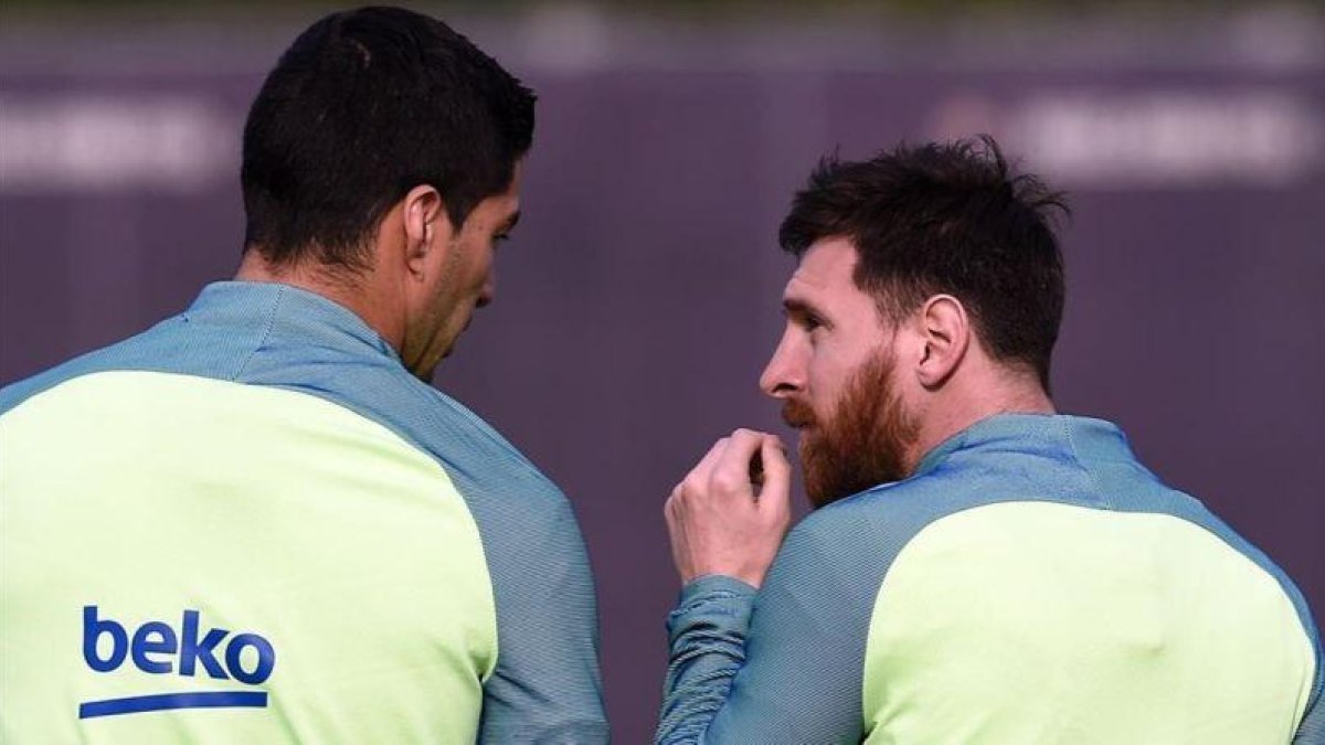 Messi y Suárez conversan en una sesión de entrenamiento del Barcelona.