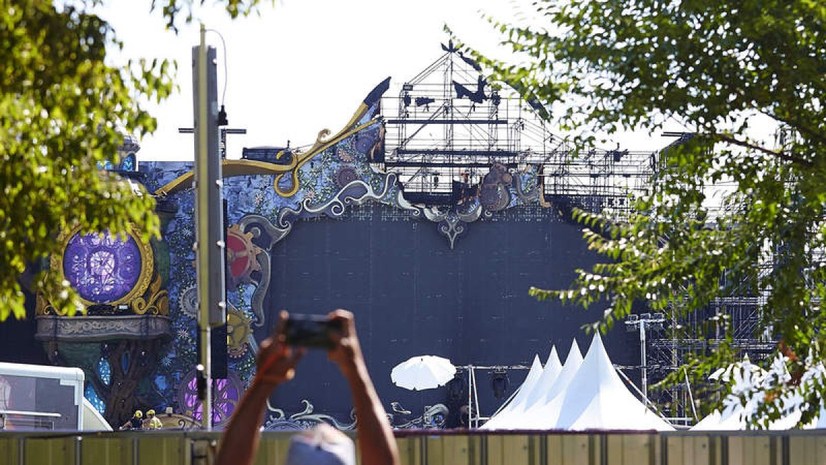 Así quedó el escenario del concierto una vez sofocado el fuego. ALEJANDRO GARCÍA