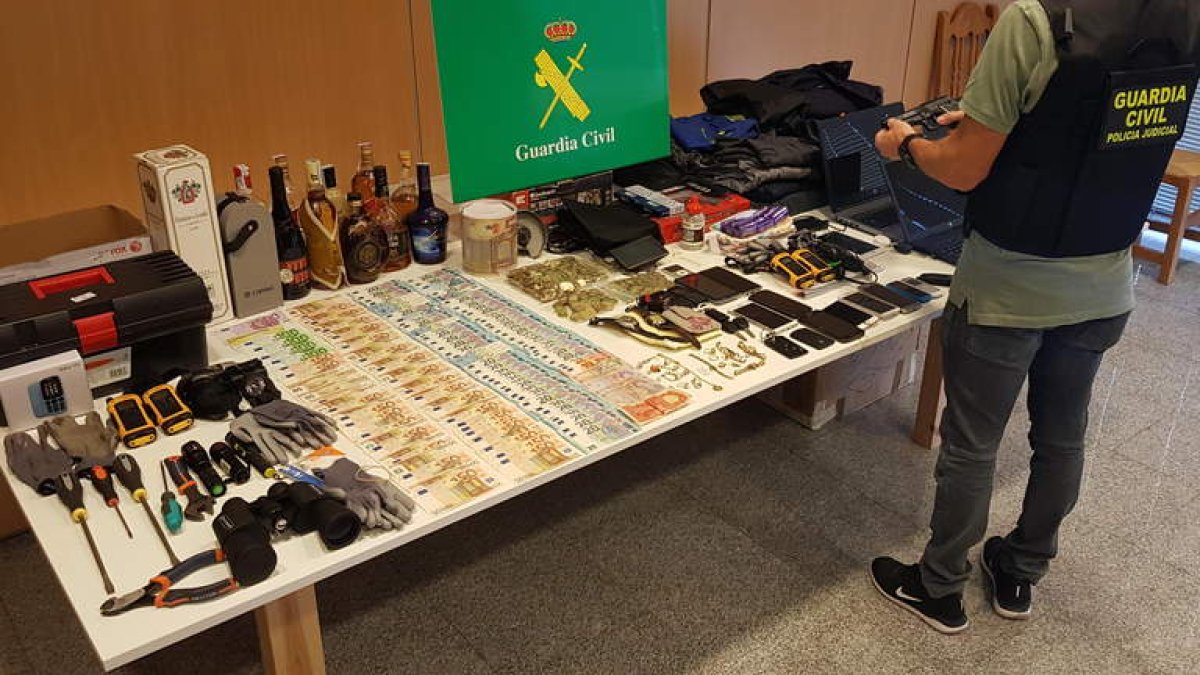 Dinero, objetos de valor y herramientas usadas en los robos incautadas por la Guardia Civil en la operación Gerpo-Avós. DL