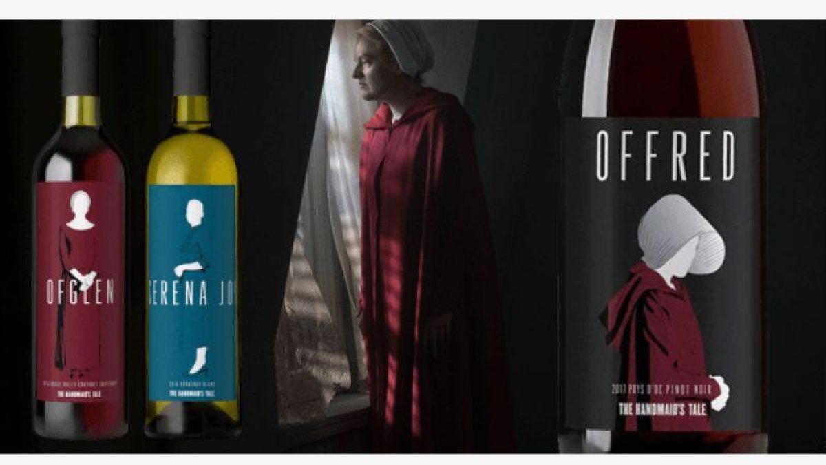 Imagen de las botellas de vino de la serie El cuento de la criada que han sido retiradas.