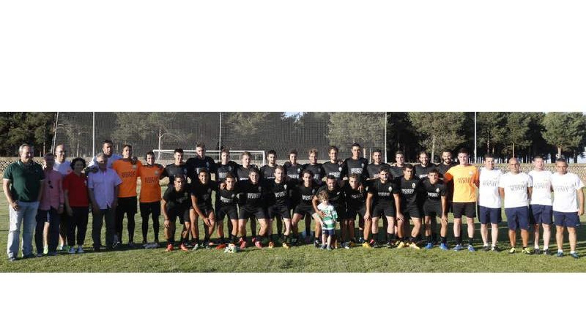 Plantilla, cuerpo técnico y directiva posan antes del primer entrenamiento