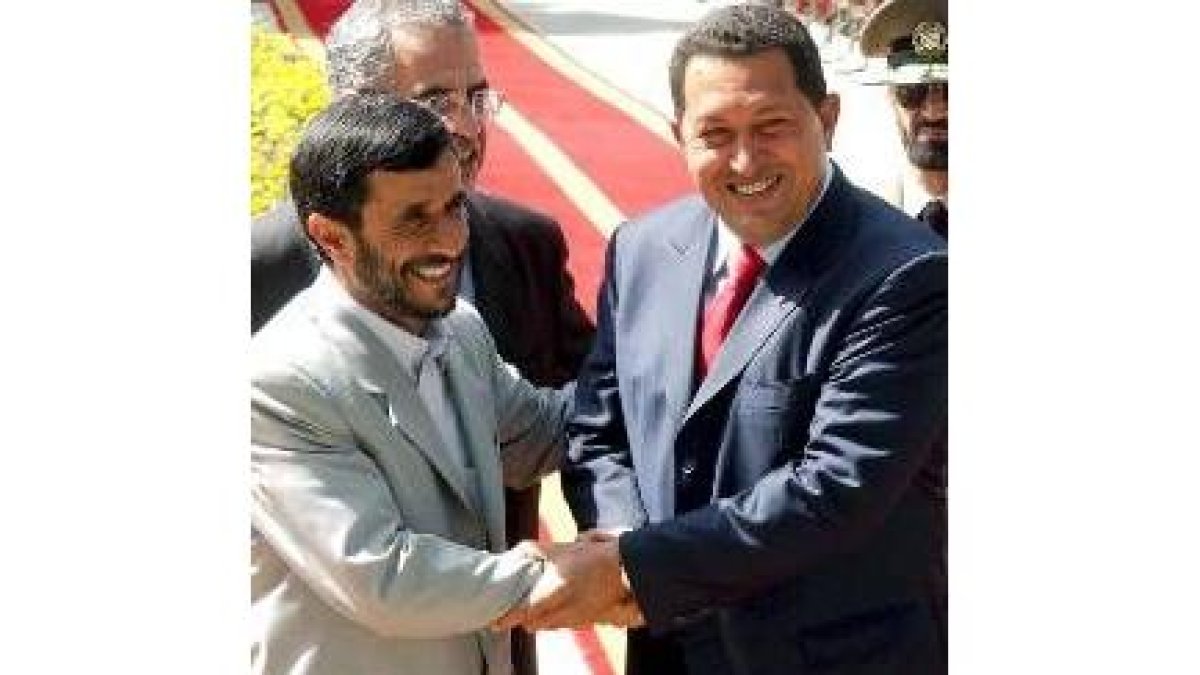 Ahmadinejad y Hugo Chávez se saludan en el palacio presidencial iraní