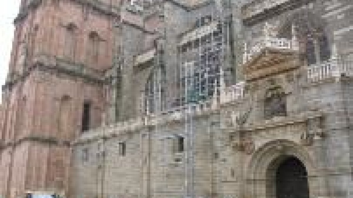 La foto, tomada ayer, muestra una imagen de los andamios sobre la fachada del templo