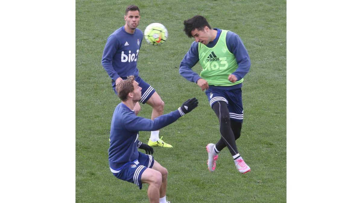 Acorán, Seoane y Casado pugnan por el balón durante un entrenamiento. L. DE LA MATA