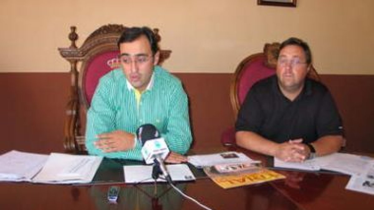 El concejal de Fiestas, Javier del Valle (izq.), durante la presentación del programa de este año.