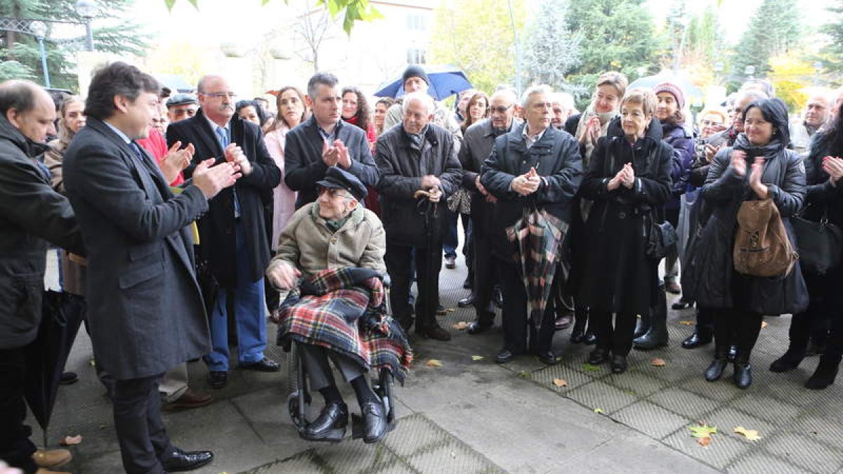 Celso López Gavela aplaudido por todos el 16 de noviembre de 2014, el día que dio nombre al Puente de Hierro. ANA F. BARREDO