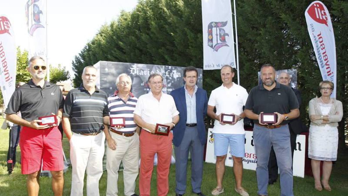 El presidente de Diario de León, José Luis Ulibarri, posa con el equipo ganador del Pro Am liderado por Mariano Sáiz junto con Carlos Pollán, Elías Valdueza, Álvaro Martín y Alejandro Sánchez-Rico. jesús