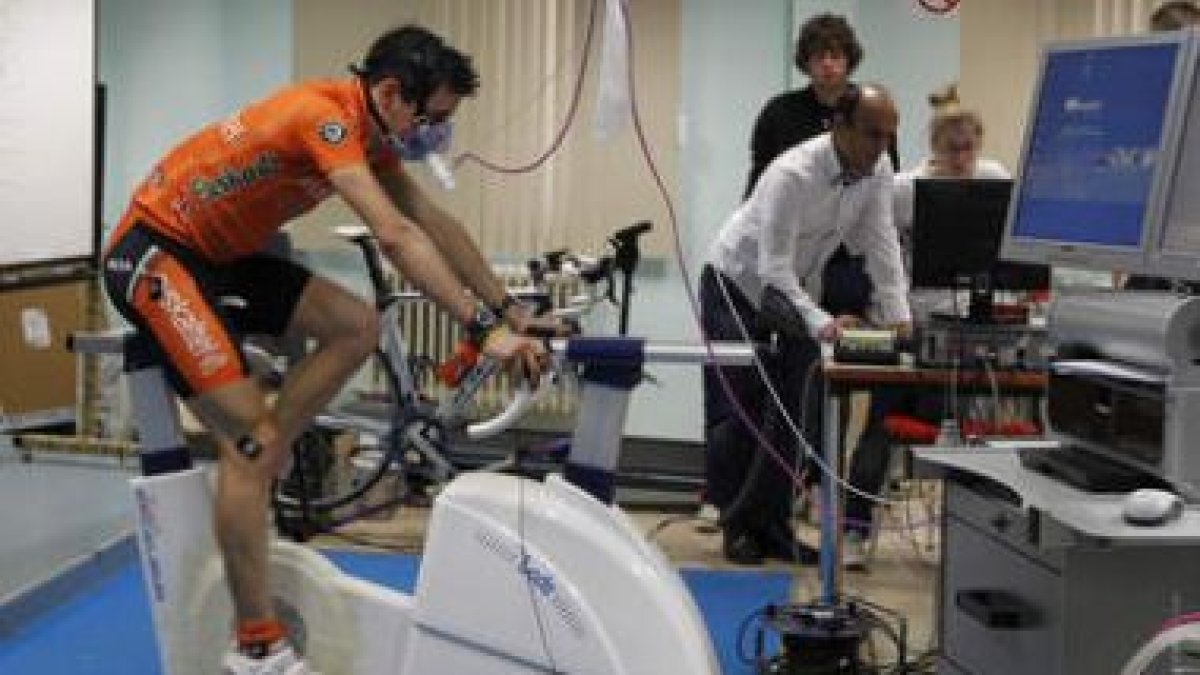 Igor Antón, sobre la bicicleta Excalibur en la que acumuló ayer cuatro horas de estudios biomecánico