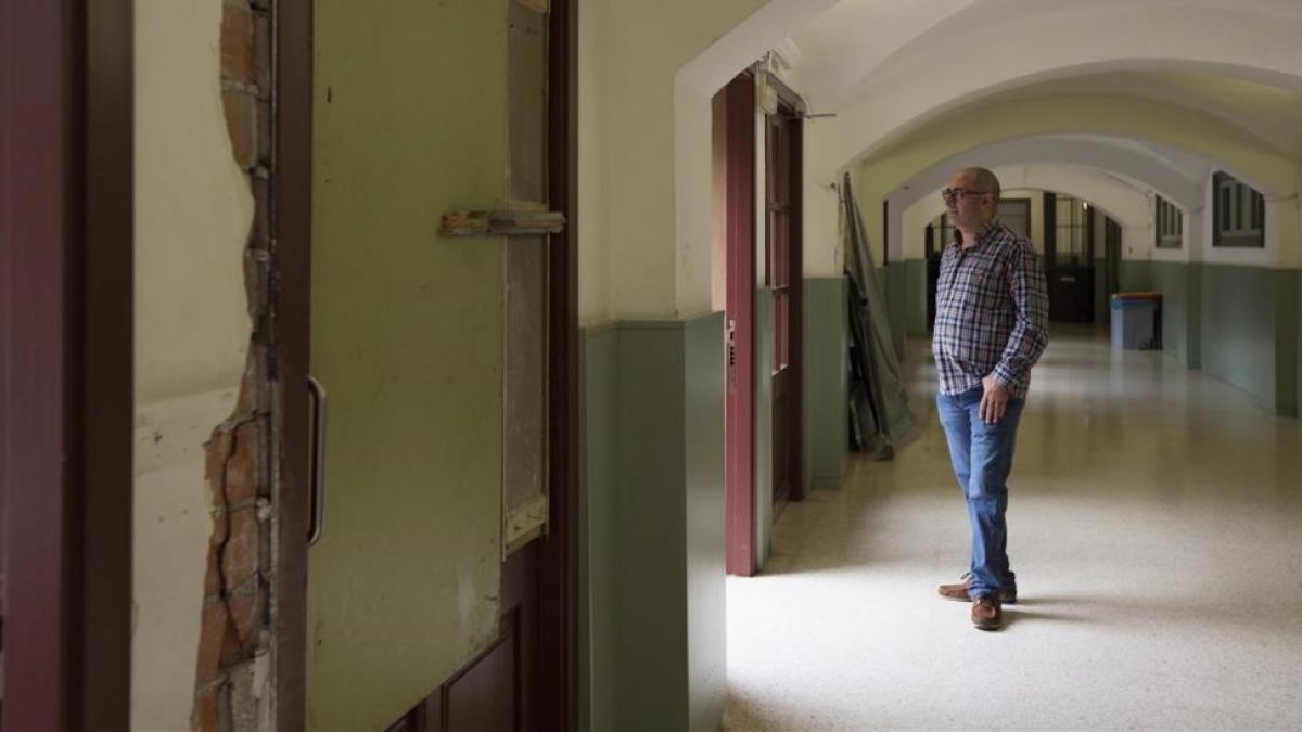 El director del colegio Ramon Llull de Barcelona, Manuel Lombardía, muestra los daños causados por la Policía Nacional en el centro.
