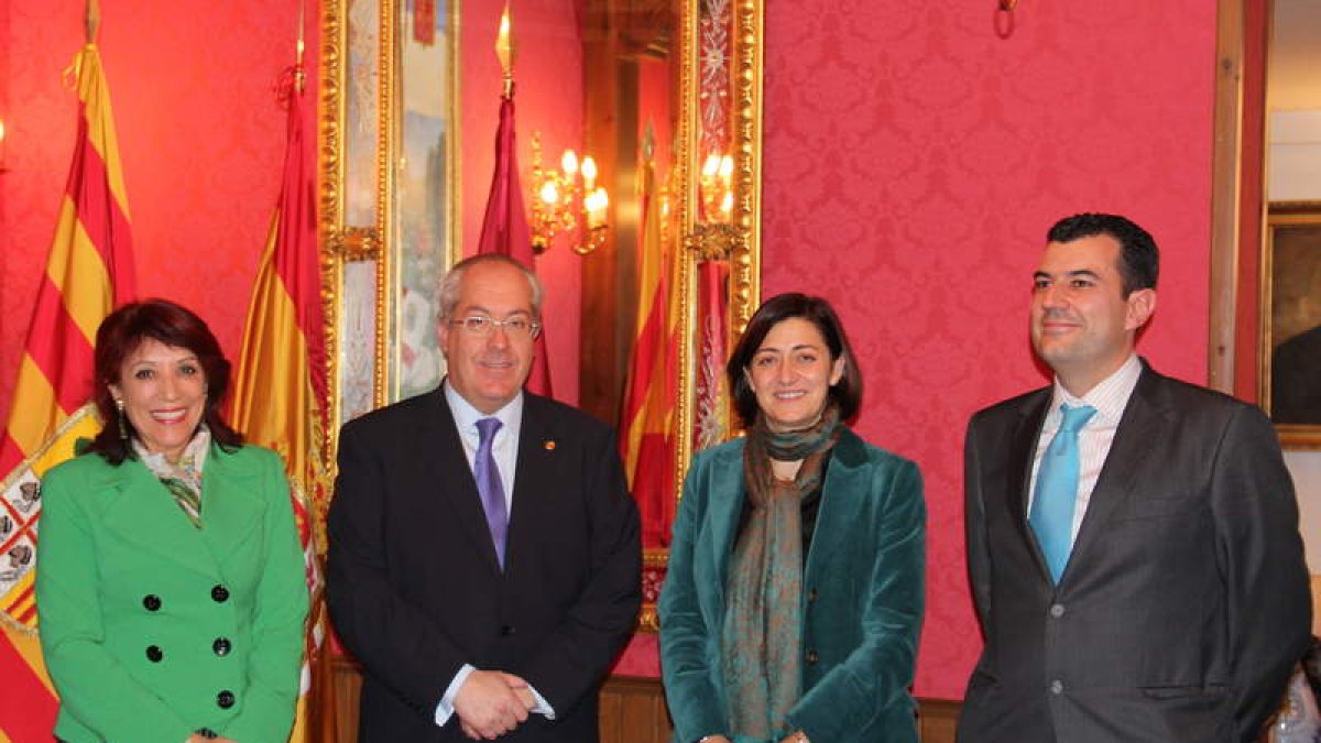 Victorina Alonso (izquierda), junto al alcalde de Jaca en la reunión del Observatorio Jacobeo.