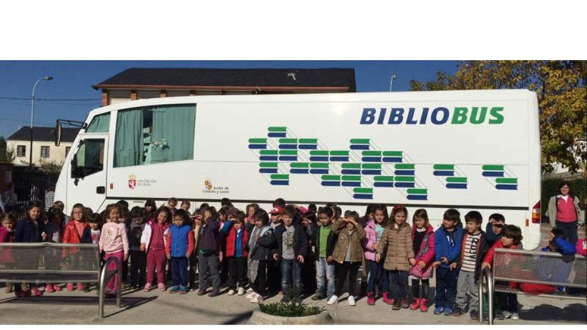Los niños del colegio de Camponaraya delante del Bibliobús que les visita cada mes.