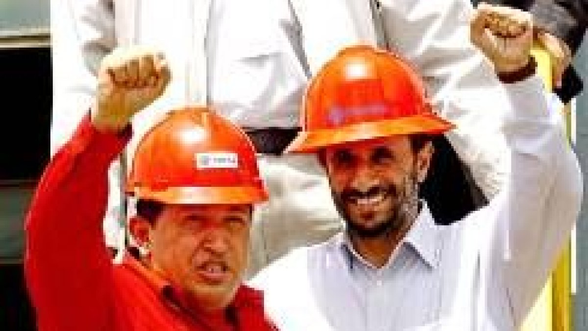 Hugo Chávez y el presidente iraní, Mahmud Ahmadineyad ayer durante su visita a una base petrolera