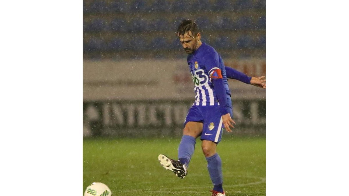 Jonathan Ruiz fue titular en el centro del campo en el último choque ante el Real Valladolid. ANA BARREDO
