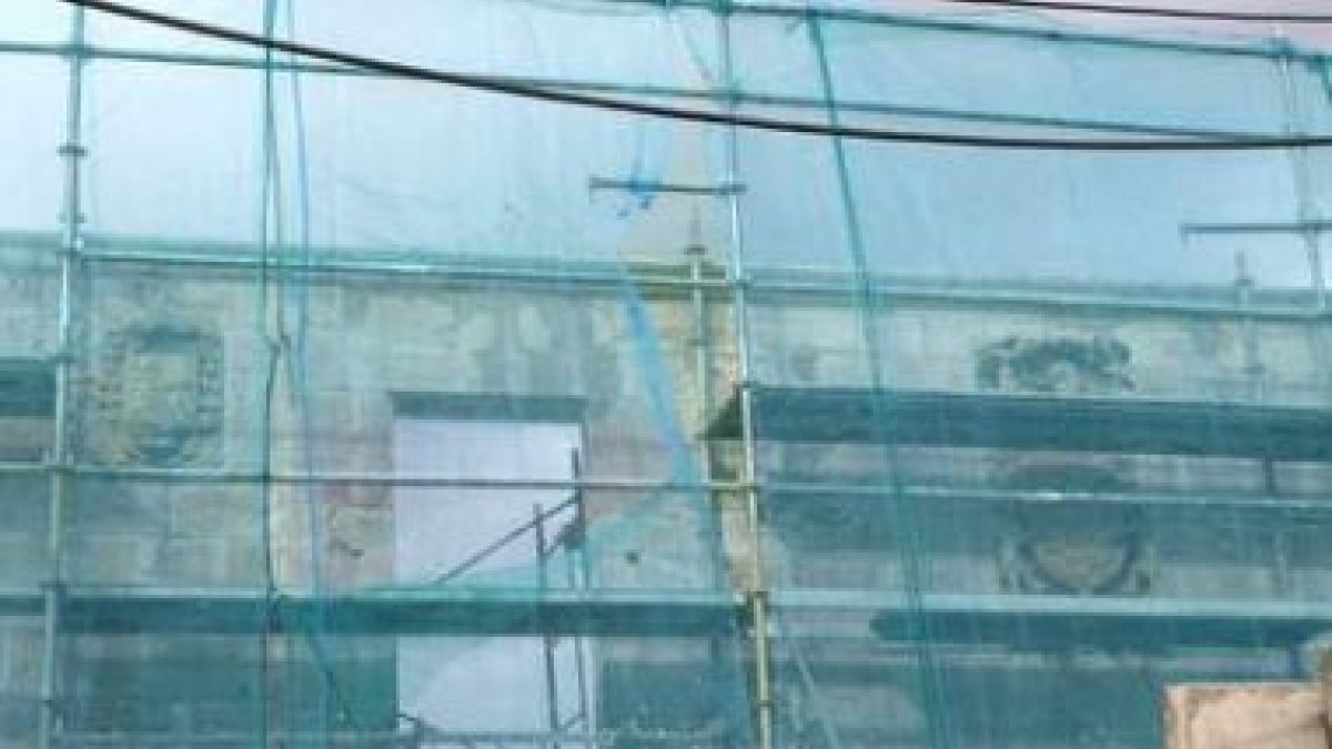 La fachada de la casa de los escudos de Puebla de Lillo ya reconstruida.
