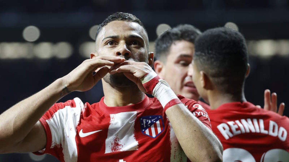 El brasileño del Atlético de Madrid, Renan Lodi, celebra la victoria del equipo rojiblanco. MARISCAL