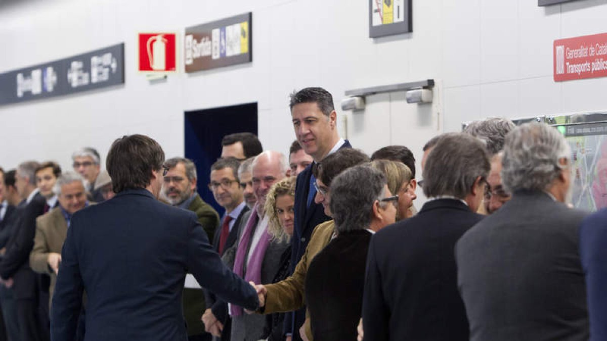Puigdemont saluda a los presentes durante la inauguración de una línea de metro. quique garcía