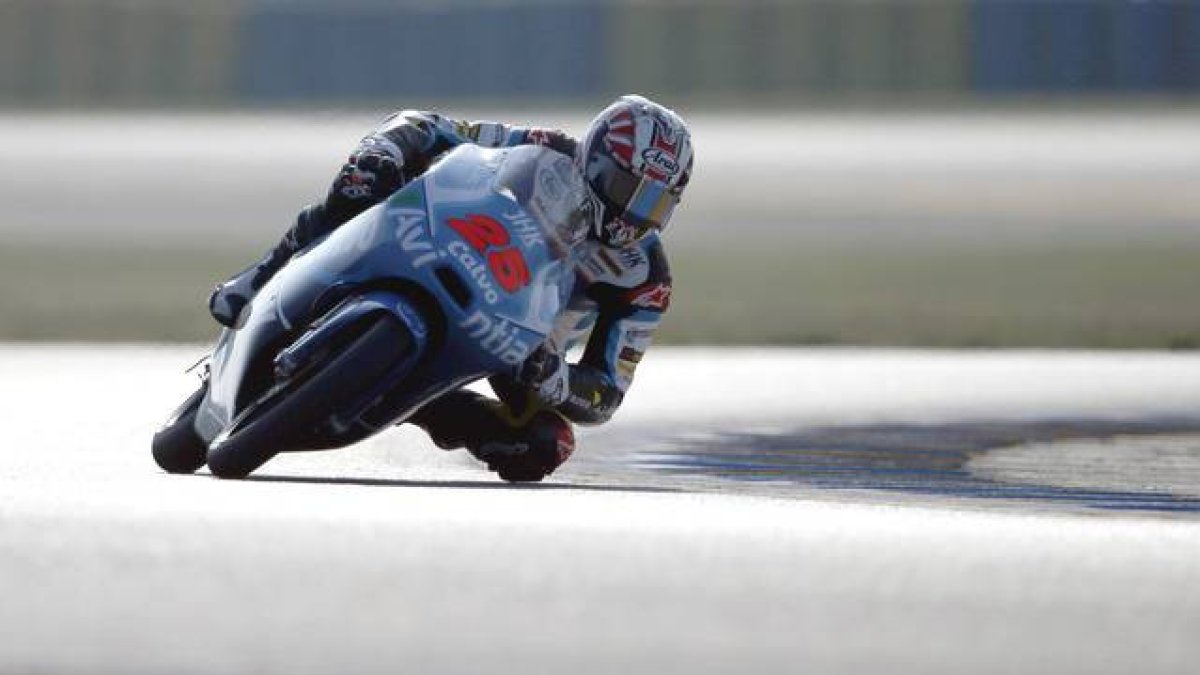 Maverick Viñales traza una curva en los entrenamientos en Le Mans, hoy.