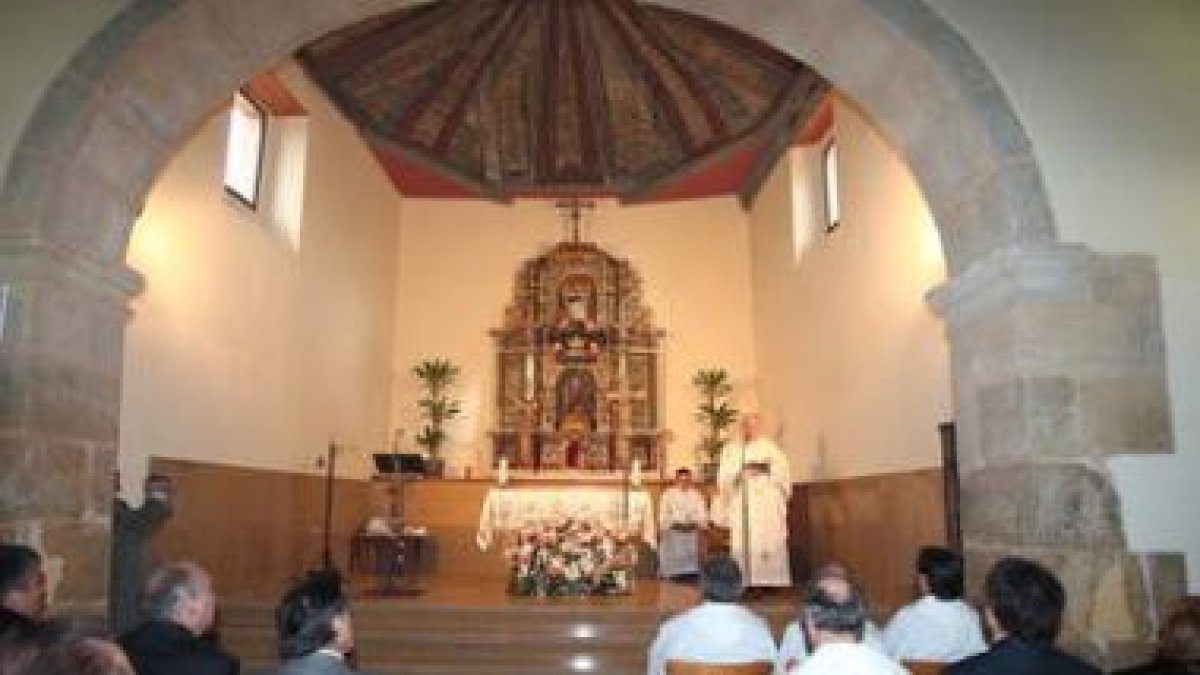 El prelado (en pie), durante la homilía que pronunció ayer en la inauguración de la parroquia