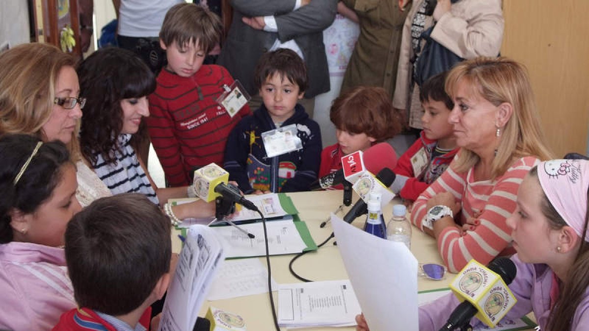 Isabel Carrasco, a la derecha, junto a los niños participantes en el programa de radio.