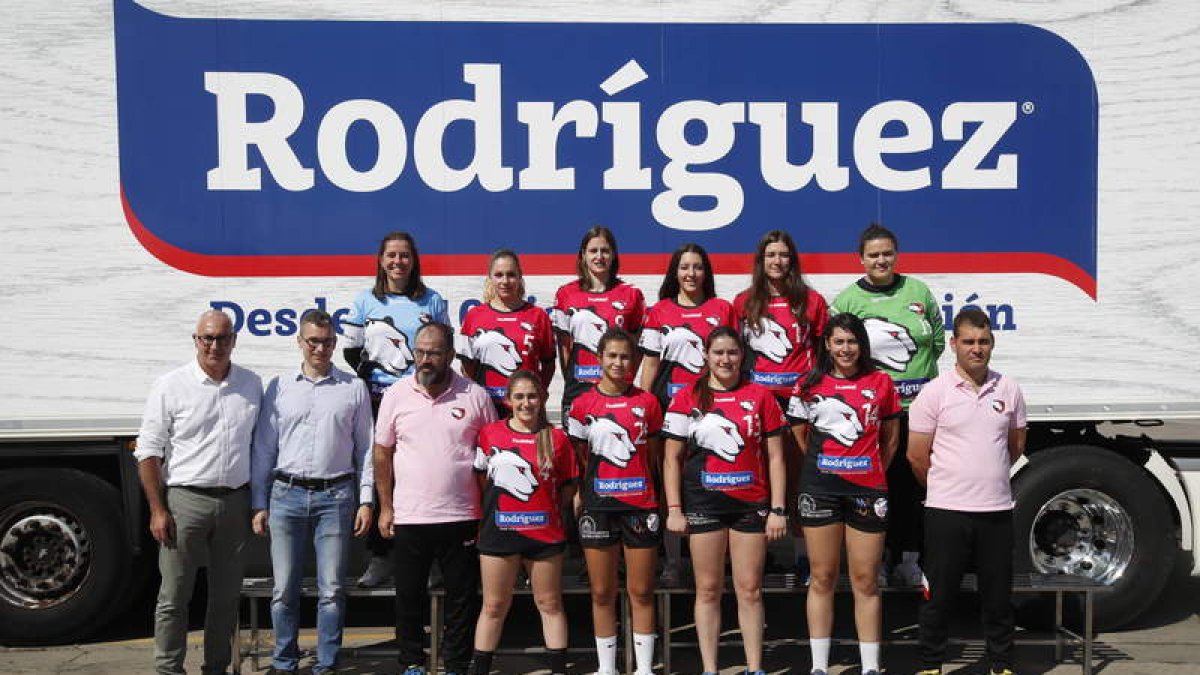 Plantilla, cuerpo técnico y directiva del Cleba visitaron ayer las instalaciones de Embutidos Rodríguez, patrocinador del equipo. RAMIRO